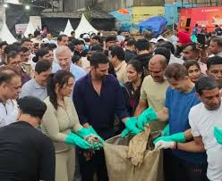জুহু বীচ  পরিষ্কার করার কাজে হাত লাগালেন  অক্ষয় কুমার 