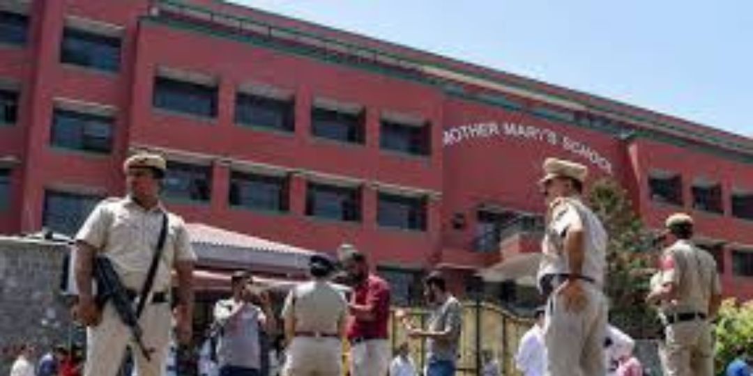 দিল্লীর ৯টি স্কুলে বোমাতঙ্ক, চলছে চিরুনি তল্লাশি